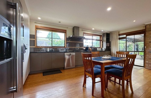 Seven Mile Beach House | Seven Mile Beach House - 5 minutes to the Airport