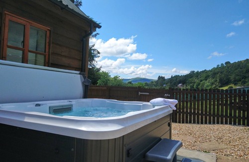 Llandrindod Wells House | Seven Stars- hot tub with views