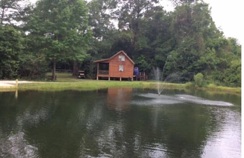 Bogalusa Cabin | Shaded Creekside Cabin