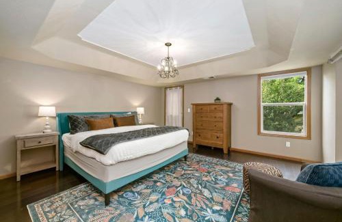 Loveland House | Shady Grove with 4 King Beds, Dog Run and Outdoor Fun