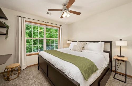 Loveland House | Shady Grove with 4 King Beds, Dog Run and Outdoor Fun