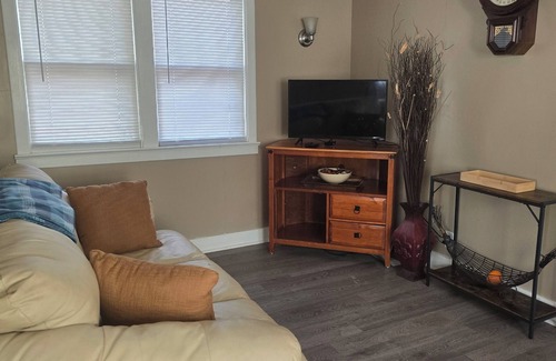 Redfield House | Shady Lane Cottage is a nice 2-bedroom house with AC in charming Redfield.