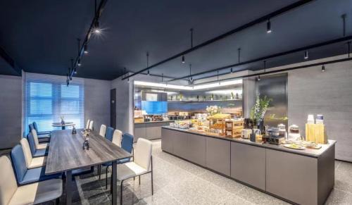 Huangpu Hotel | Shanghai Bund Jinling East Road Light Residence Hotel