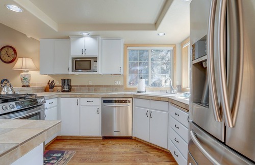 Sunriver House | SHARC Passes, Close to South Entrance, Fireplace, Pet Friendly