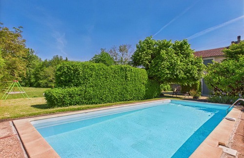Montignac Ski Chalet | Shared pool and wooded grounds - house for 4