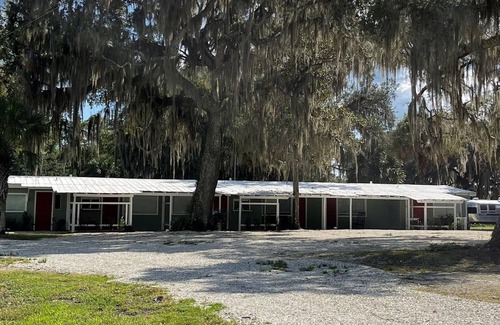 Satsuma RV Rental | Shell Harbour Resort Cabin #6
