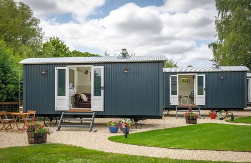 Northmoor Apartment | Shepherd's Hut -The Nest/The Burrow