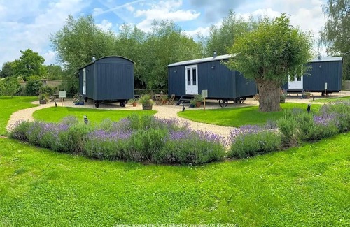 Northmoor Apartment | Shepherd's Hut -The Nest/The Burrow