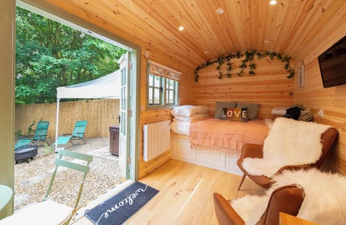 Maidstone Cabin | Shepherds Hut With Hot Tub. Pet-friendly. Own Private Garden Area