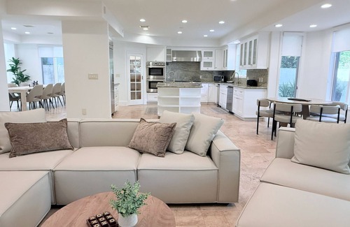 Sherman Oaks House | Sherman Oaks Serenity 5BDs & 5.5BAs w/Pool&Spa