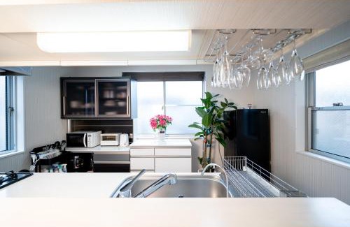 Okubo Apartment | Shinokubo guest house , near shinjuku 100 square meters, 4 bedrooms, 1 living room 1kitchen 2toilet 1bathroom washmachine