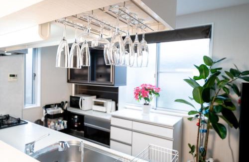 Okubo Apartment | Shinokubo guest house , near shinjuku 100 square meters, 4 bedrooms, 1 living room 1kitchen 2toilet 1bathroom washmachine