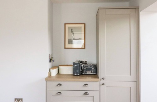 Shipton Gorge Cottage | SHIPTON HILL VIEW, pet friendly, with a garden in Shipton Gorge
