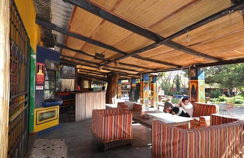 Victoria Falls Hotel | Shoestrings Backpackers & Bar
