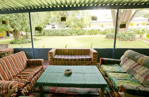 Victoria Falls Hotel | Shoestrings Backpackers & Bar