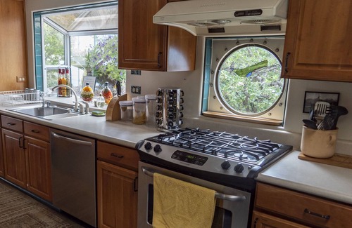 West Alameda House | Shoreline Paradise: Wake Up on the Water