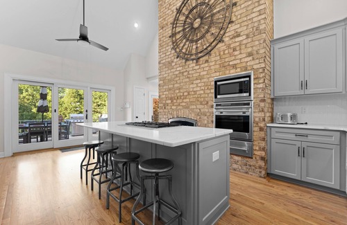 Huntersville House | Shoreway Cove by AvantStay | Waterfront, Pool, Dock