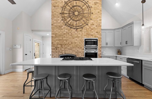 Huntersville House | Shoreway Cove by AvantStay | Waterfront, Pool, Dock