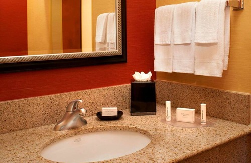 Auburn Hills Resort | Short Distance From The Well Known Sites! 2 Lovely Units, Pool, Parking!