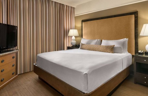 Gainey Village Villas House | Short Drive to Desert Botanical Gardens! 2 Pet-friendly Suites w/ Free Parking!