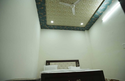 Vrindavan Hotel | Shri Gauraj Dham Vrindavan