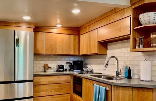 Carmichael House | Shurwin Suite 4 · Carmichael Sacramento : Peaceful Modern Cottage
