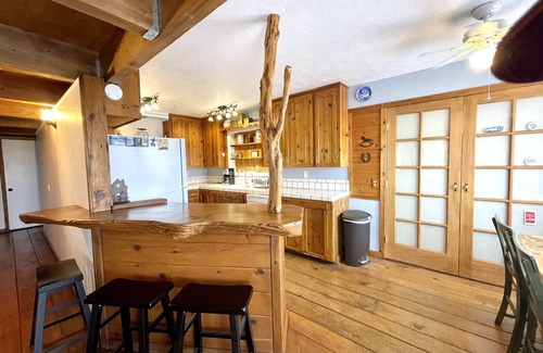 Ahwahnee Cabin | Sierra Suite - Spacious 2 queen suite with amazing views - Sierra Mountain Lodge