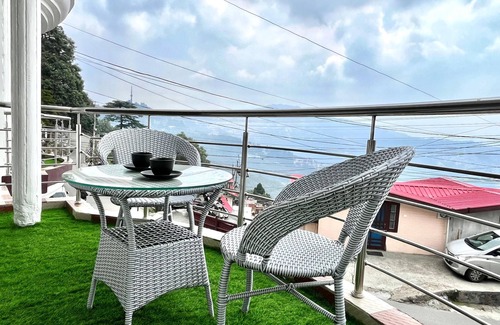 Shimla Apartment | Siesta Homestay 1BR - balcony in shimla