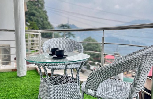 Shimla Apartment | Siesta Homestay 1BR - balcony in shimla