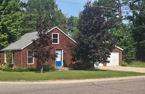 Au Train Cabin | Sight distance of Lake Superior Beach, Autrain River, Close to Pictured Rocks