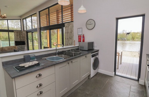 Bridgetown Cottage | SILVER BIRCH, pet friendly, with hot tub in Dolton