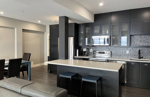 Foothills House | Silver Circle Suite. Large luxury suite, for that perfect getaway!