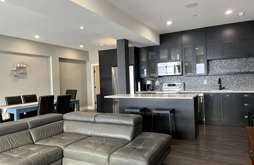 Foothills House | Silver Circle Suite. Large luxury suite, for that perfect getaway!