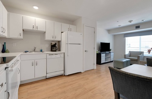 Far North Central Apartment | Simplicity At the Rim 1305 I Spacious 1 Bed 1 Bth