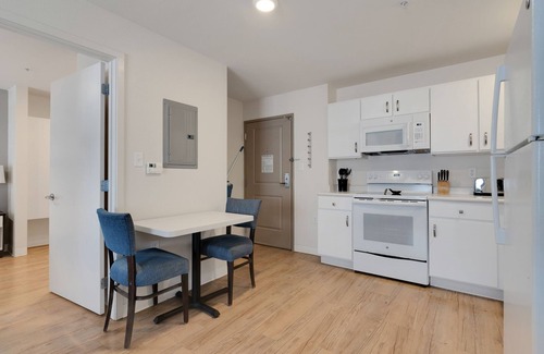 Far North Central Apartment | Simplicity At the Rim 1305 I Spacious 1 Bed 1 Bth