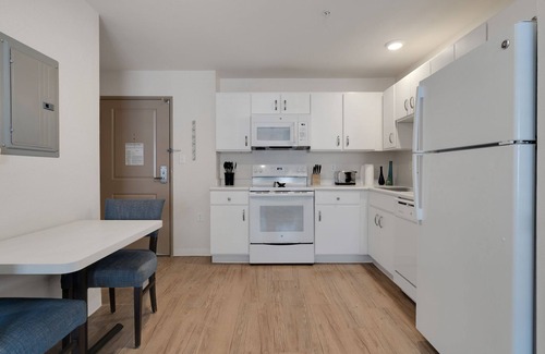 Far North Central Apartment | Simplicity At the Rim 1305 I Spacious 1 Bed 1 Bth