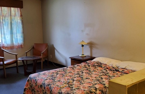 Masset Hotel | Singing Surf Inn & Pub