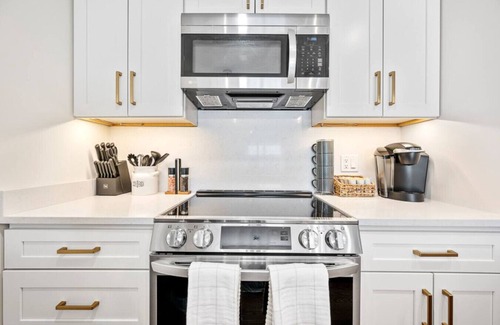 Auburn House | Single Level 2BR Townhouse with Private Garage in Auburn, MA - 4mi to Worcester