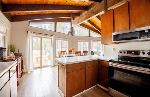 Black Bart Cabin | Single Level ✔ King & Queen Bed ✔ Dog friendly ✔ 3 Bedrooms ✔ Outside Fire Pit ✔