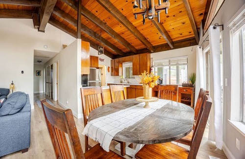 Black Bart Cabin | Single Level ✔ King & Queen Bed ✔ Dog friendly ✔ 3 Bedrooms ✔ Outside Fire Pit ✔