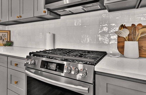 Meridian House | Single Level, Luxury 4BR, Hot Tub, Game Room, Exercise Area, Near Discovery Park
