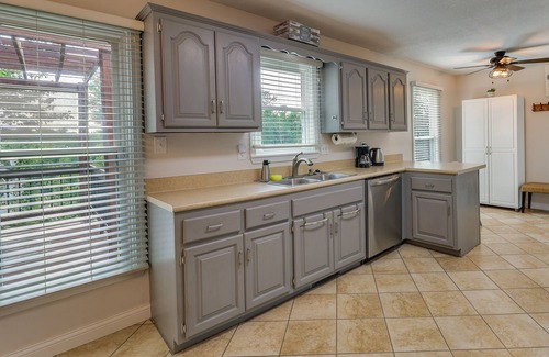 Webb City House | Single-Story Webb City Home w/Deck & Gas Grill!