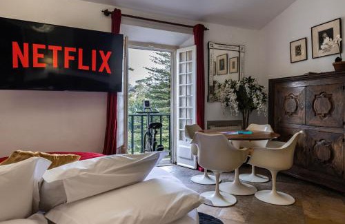 Sintra Hotel | Sintra WOW - Unique double Smart Room in 17th century Palace! Hot tub, Snooker, BBQ, PS5, Sauna, Gym