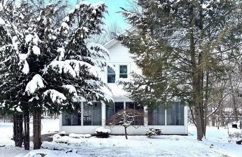 Warwick Cottage | SIP, STAY & EXPLORE! MINUTES AWAY FROM WINERIES, GREENWOOD LAKE & HIKING TRAILS
