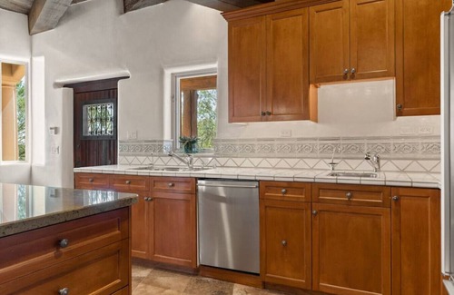 Northeast Santa Fe Villa | Ski Discounts! Luxury Estate with Hot Tub