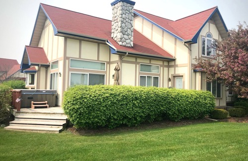 Gaylord Condo | Ski & Golf Getaway: Cozy Log-Style Condo