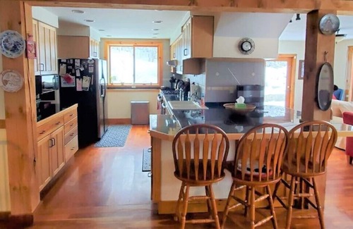 Stowe Hollow House | Ski Hills are only minutes away