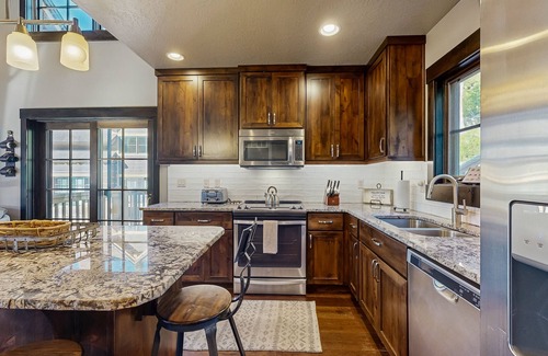 Tamarack Resort House | Ski-in/ski-out cabin with private hot tub, fireplace & stunning views