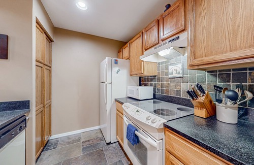 Warren Condo | Ski-in/ski-out condo in Warren with seasonal pool, mountain views, & W/D