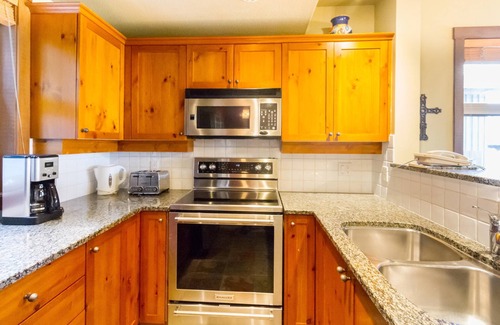 Blackcomb House | Ski in Ski out Minutes From Village, Private Hot Tub Sleeps 6 Free Shuttle